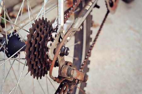 脏的自行车的后轮链轮