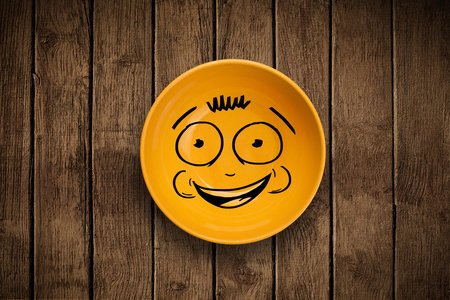 快乐卡通笑脸多彩的菜盘子