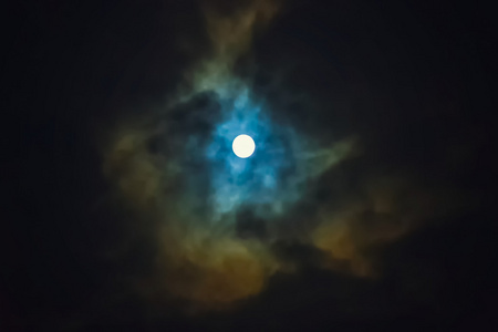 满月在戏剧性的多云的天空