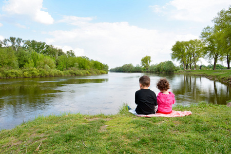 弟弟和小妹妹坐在河岸边