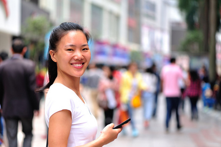 使用智能手机的女人