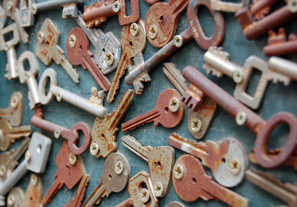 铁艺仿古门钥匙在旧木门上的古董生锈钥匙照片