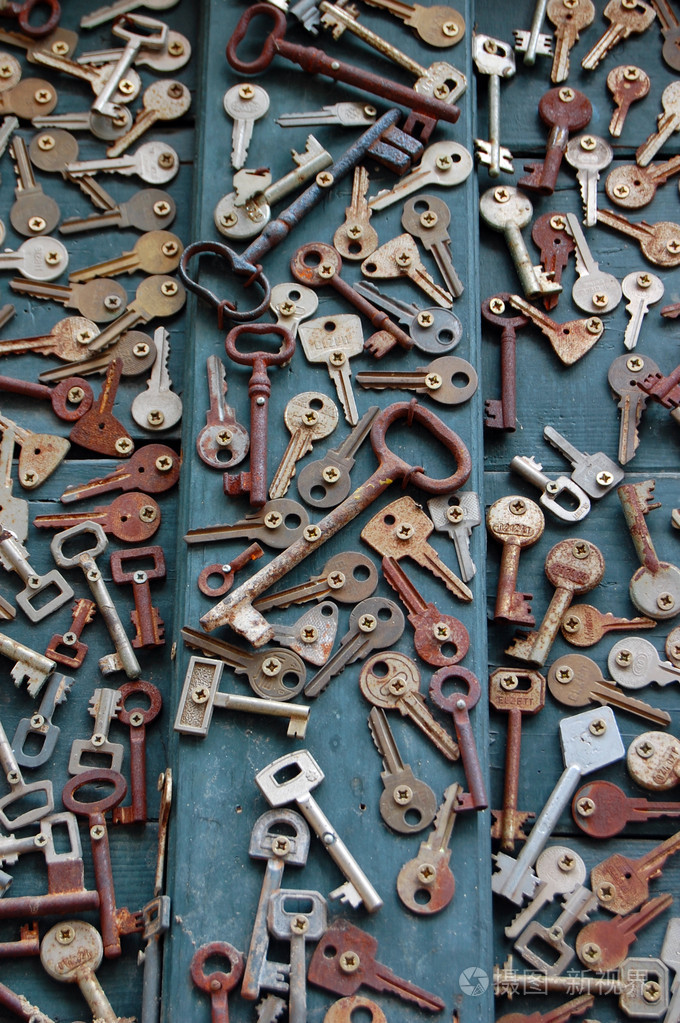 在旧木门上的古董生锈钥匙