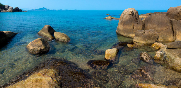 多岩石的海岸线，在苏梅岛上
