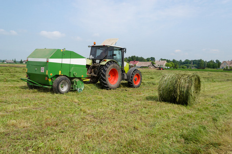 拖拉机捞砂筒收集干草在农业领域
