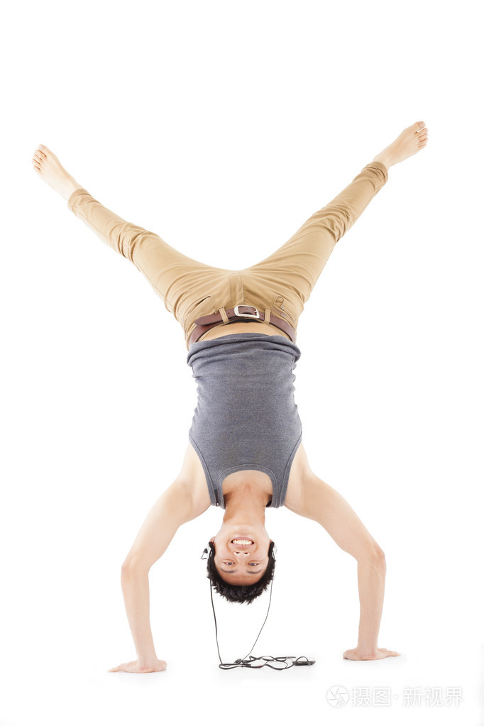 针对倒立和听音乐的年轻人