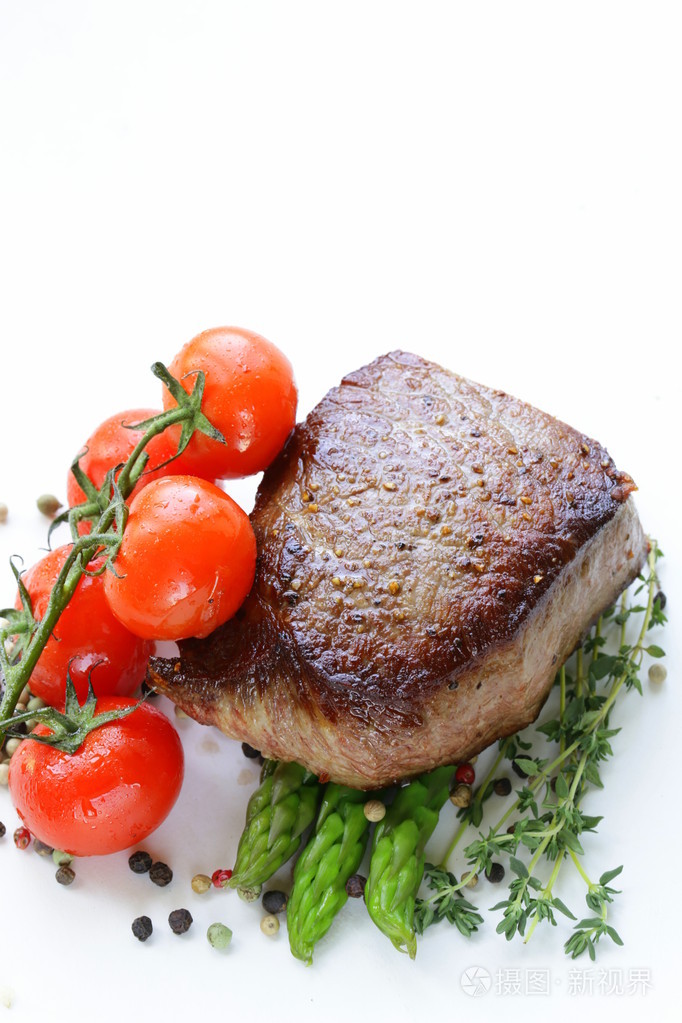 烤肉牛肉排配蔬菜装饰(芦笋及