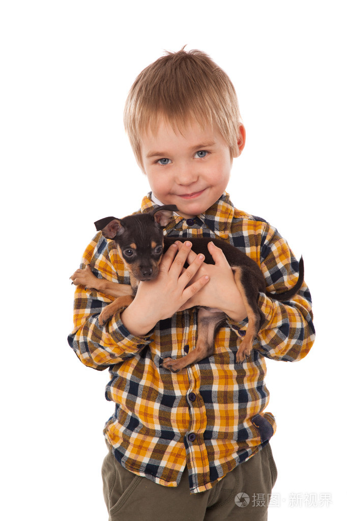微笑的小男孩抱着他的小狗照片-正版商用图片1fma0a-摄图新视界