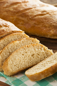 自制的全谷物洋葱面包照片