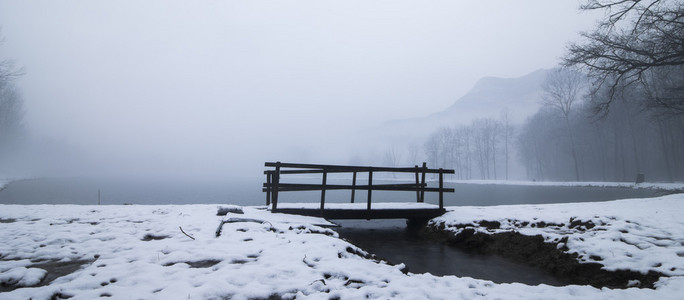 有雾的冬天湖木桥