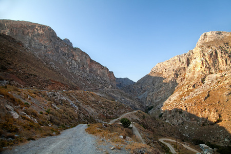 峡谷中的路径