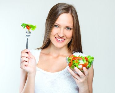 女人吃蔬菜沙拉