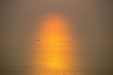 小船在海上日落