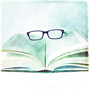 阅读眼镜与书籍