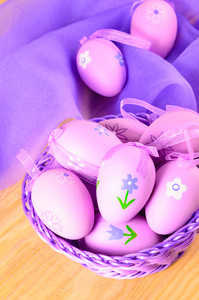 紫罗兰色的装饰复活节彩蛋