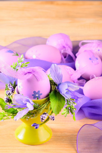 复活节彩蛋与鲜花