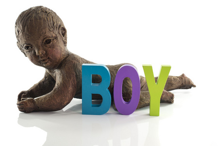 crawlng 婴儿由字母男孩与粘土制成的雕像