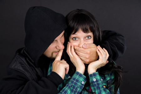 男子袭击了她和捂住她的嘴照片