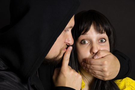 男子恐吓受害人照片