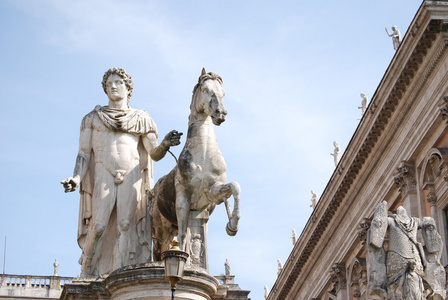 北河三和他的马在广场 del campidoglio 的雕像