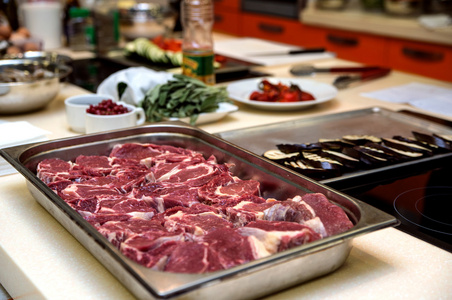 准备烹饪牛排 烹调过程中晚餐 ing 的生牛肉
