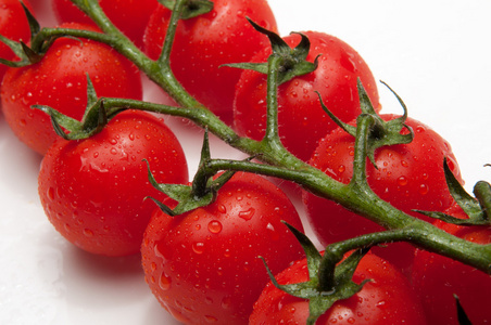成熟新鲜樱桃番茄