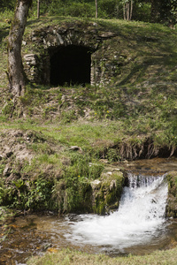 废弃的小屋在山中