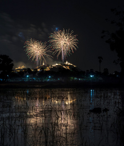 在泰国佛寺，寺内的多色烟花夜景