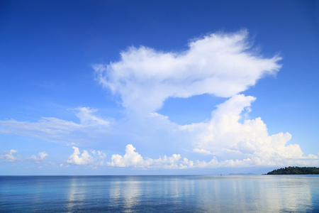 蓝蓝的天空和大海