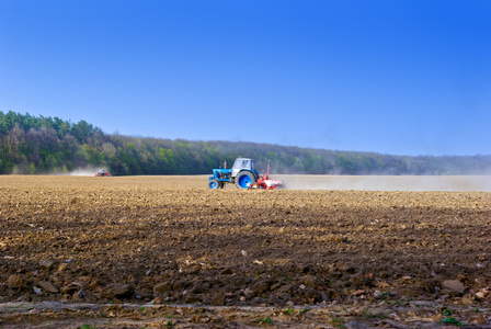 拖拉机犁过的田野的农业工作图片