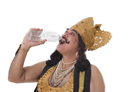 男人打扮成 raavan 与一瓶水