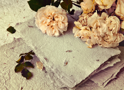 黄色的玫瑰，花瓣和手工纸