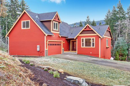 生锈的窗户和垃圾镀锌房子的正面视图前视图与行人过路处的房子正面小