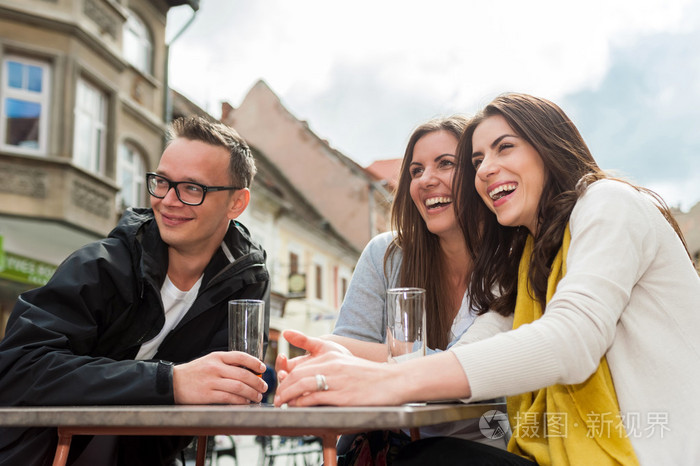 三个朋友在餐厅餐桌社交活动