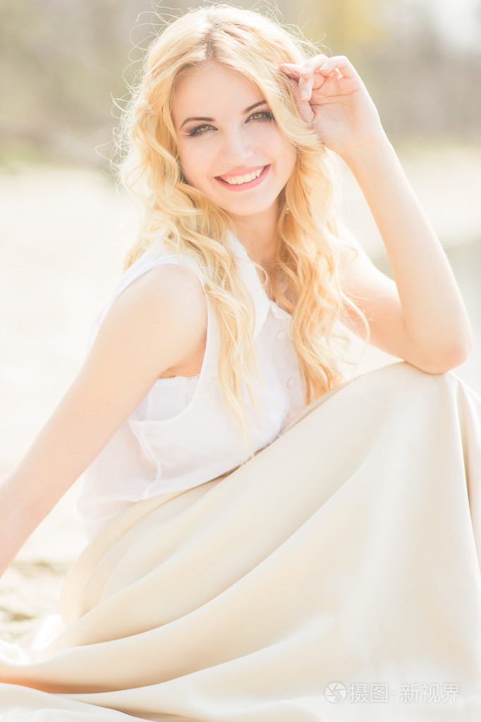 波浪形的头发自然美丽年轻的金发女子的肖像