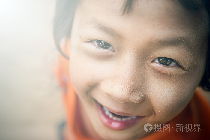 孩子眼睛看着摄像机的特写