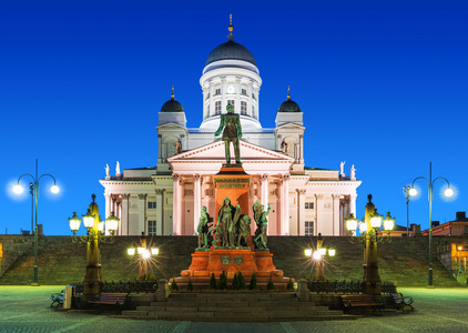 参议院广场在晚上在赫尔辛基，芬兰