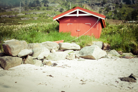 通过在 lofotn 群岛见那座红房子