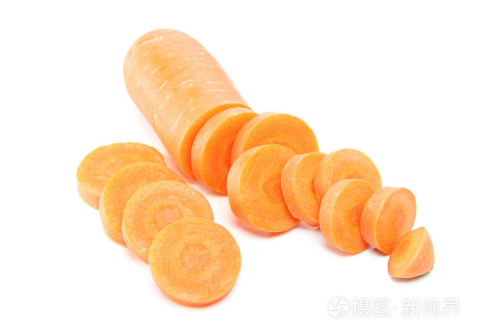切开的胡萝卜的白色衬底上孤立