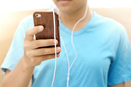 使用智能手机的女人喜欢听音乐的生活方式 滤波的图象颜色效果