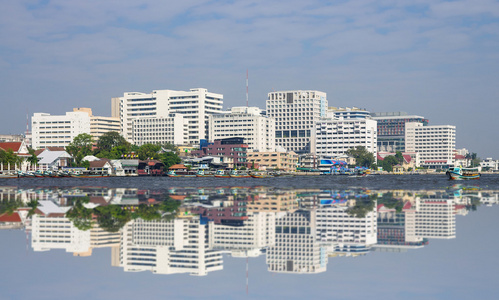 曼谷城市景观河侧在中午时分，泰国