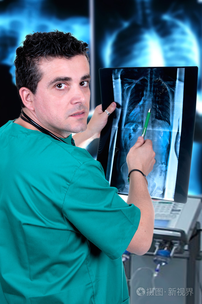 医生检查x射线