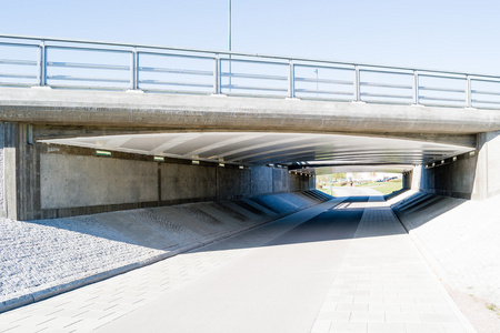 根据道路人行道