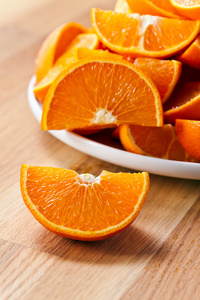 切木制的桌子上的橘子