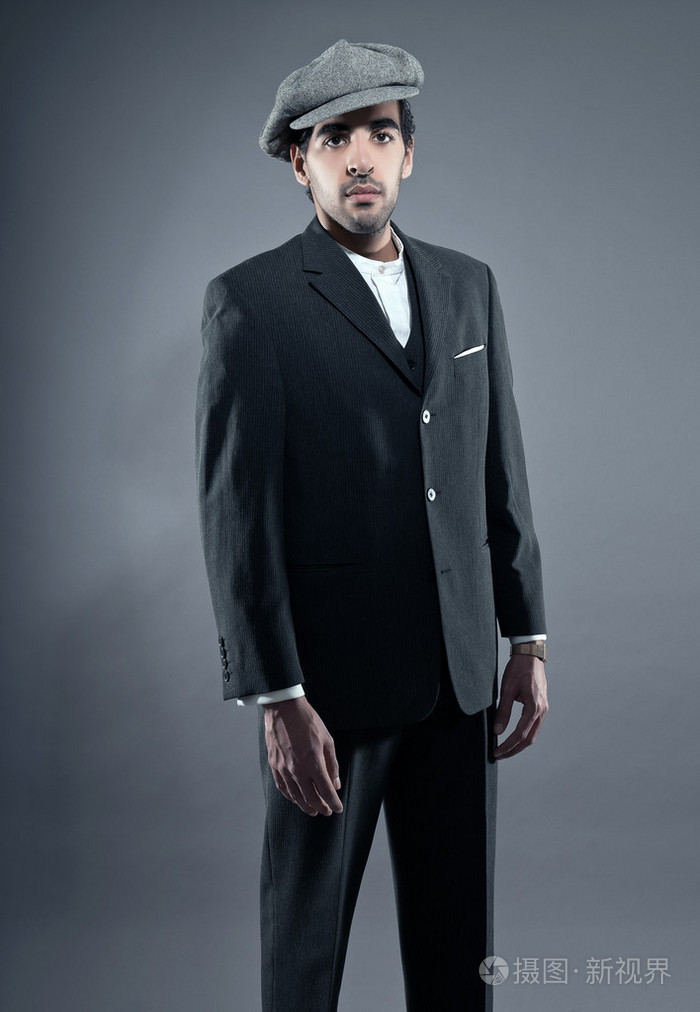 黑手党时尚男人戴帽灰色条纹的西服.黑色的头发