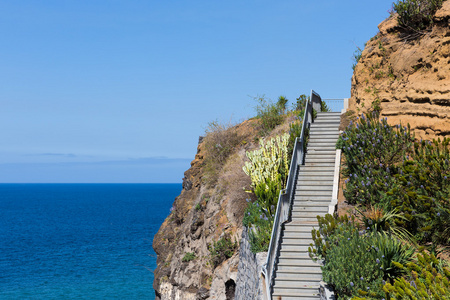 楼梯在葡萄牙马德拉岛海岸的峭壁