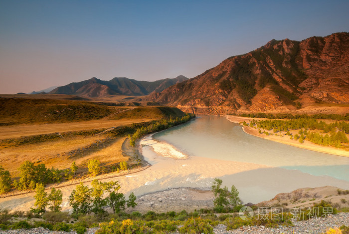 合并的两条大河的阿尔泰-丘亚和卡吞
