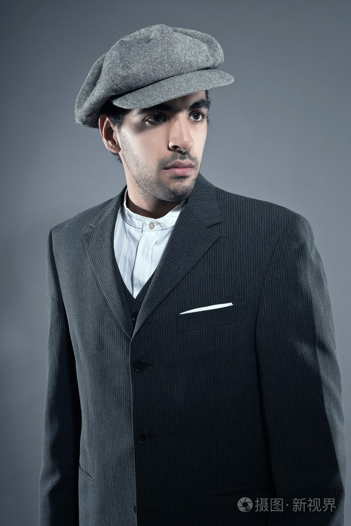 黑手党时尚男人戴帽灰色条纹的西服.黑色的头发