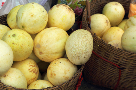 gul cantaloupe  Asien frukt i marknaden黄色的哈密瓜亚洲水果在市场上