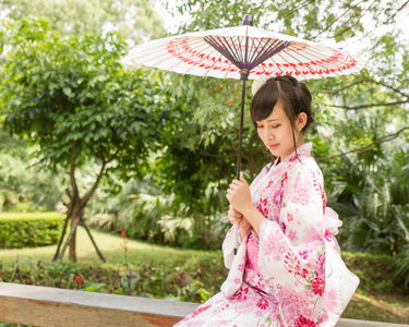 亚洲女人穿着日式浴衣着一把雨伞